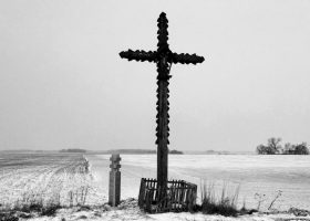 Monumentalus kryžius ir tipinis atminimo ženklas