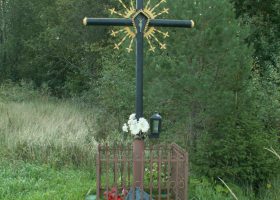 Memorialinis kryžius ir paminklinė plokštė