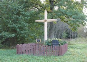 Monumentalus kryžius ir paminklinė plokštė