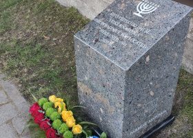 Memorialinis stulpas sinagogai atminti Darbėnuose