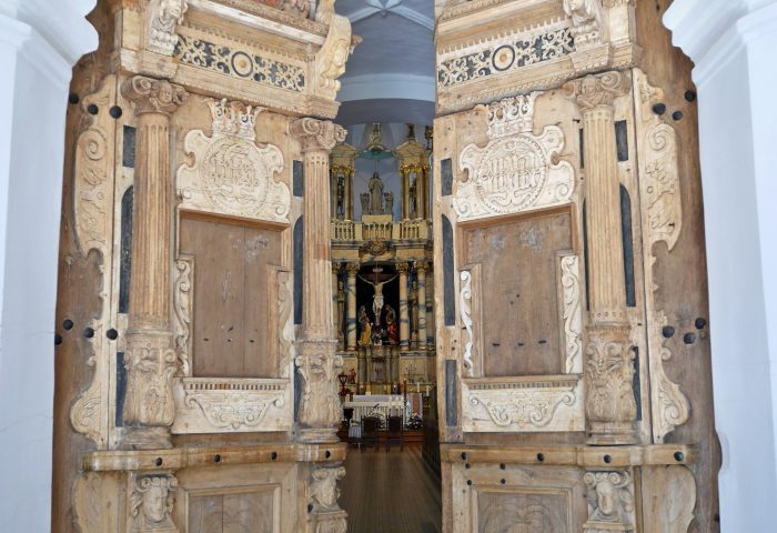 Centrinės bažnyčios durys su herbais ir portretinėmis hermomis