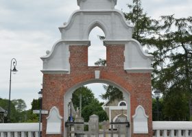 Išskirtiniais pripažinti  Kretingos kapinių vartai